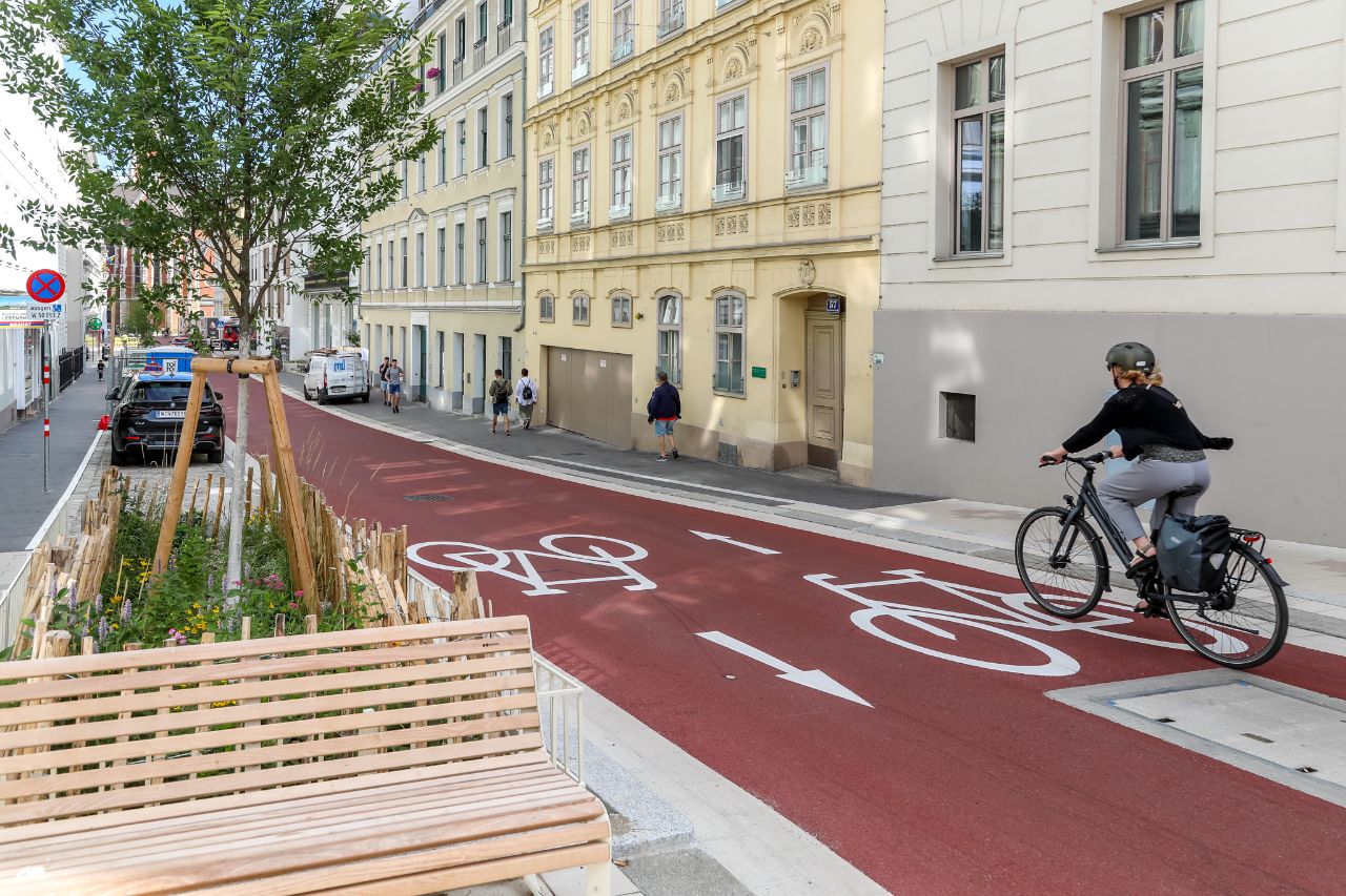 Rakousko: vídeňská cykloulice Argentinienstraße z probarveného asfaltu.