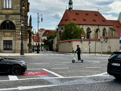 Pazderka z Boltu: Pražský koloběžkový paradox, namísto chytrých úprav hrozí plošné zákazy