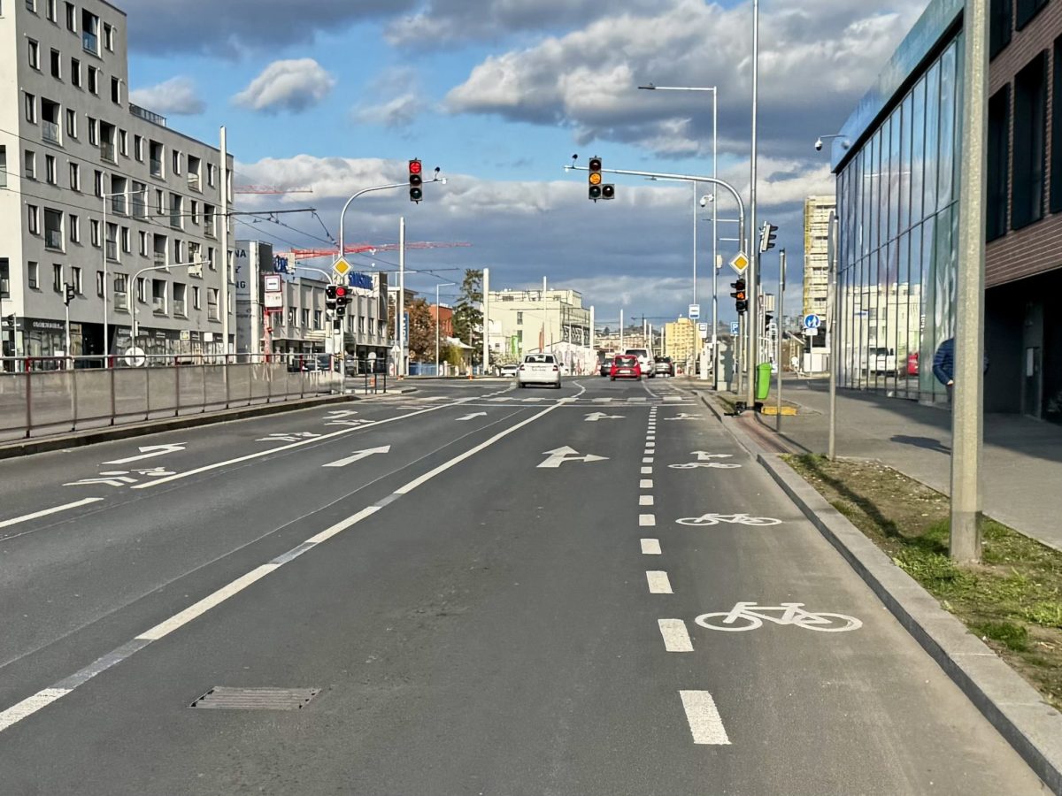 Řazení před křižovatkou U Elektry x Poděbradská. Cyklopruh a pro odbočení doleva piktokoridor.