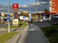 Návaznost na stezku směr Průmyslová ulice: pozor na obrubu.