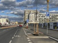 Cyklopruh, pruh se stromy a parkovacími místy, legalizovaný chodník.