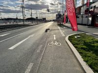 Ochranný cyklopruh směrem do centra (severní část ulice).