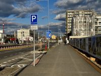 Nový široký chodník je legální pro jízdu na kole.