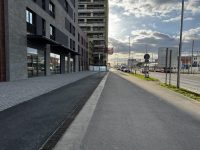 Nový široký chodník je legální pro jízdu na kole.