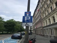 Autem na konci ulice mez sloupky neprojedete, na kole samozřejmě ano Zdroj: Petr Štádler