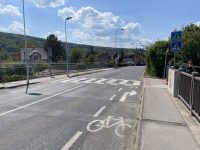 Cyklopruh na západním předpolí mostu jen pro odbočení vpravo. Zdroj: Jiří Motýl