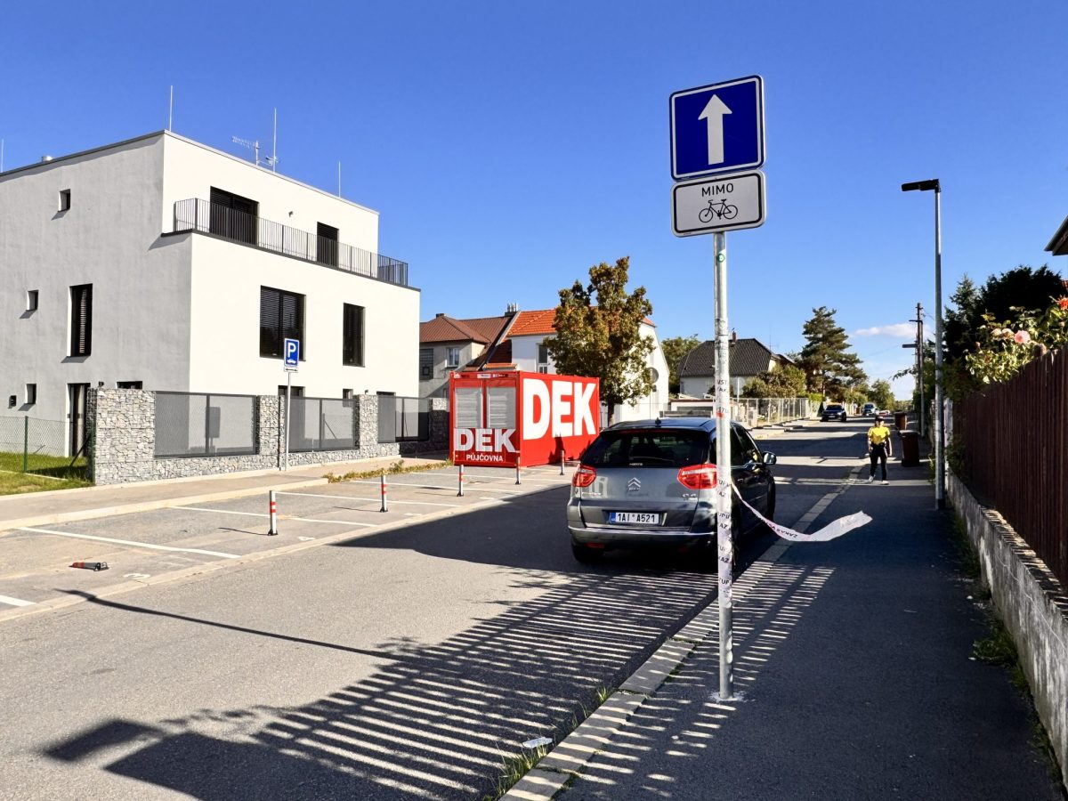 Nová jednosměrka a cykloobousměrka v krátkém úseku ulice Medkova. Zdroj: Martin Š.