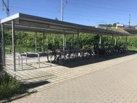 Cykloinfrastruktura u vlakové zastávky Zdroj: Petr Štádler