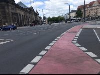 Ve větších křižovatkách vás navedou červené pruhy Zdroj: Petr Štádler