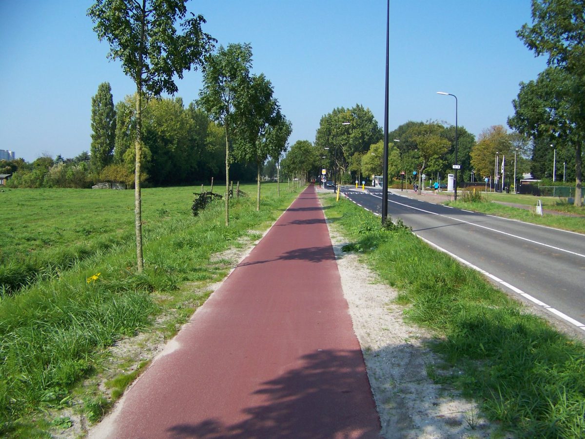 Na fotkách je půlka září 2014 a začínáme od jihu na začátku tehdy modernizovaného úseku silnice. Úseky cyklostezky bez středové čáry jsou v trvalém stavu jednosměrné a já jsem kvůli uzavírce správného směru na 2. straně silnice zůstal zde v protisměru. Zdroj: Václav Kříž