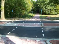 Trojúhelníky na povrchu ukazují, že cyklista při křížení silnice dává přednost. Zdroj: Václav Kříž