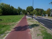 Cyklostezky po obou stranách se blíží k zastávce bus Rijswijk, TNO / Lange Kleiweg. Silnice v úseku u zastávky a vjezdu je vyvýšena, aby auta zvolnila. Zdroj: Václav Kříž