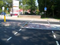 Je zde opět ostrůvek pro usnadnění překonání silnice. Zdroj: Václav Kříž