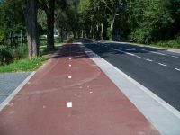 Cyklostezka křížící méně používané připojení na západní straně silnice zůstává ve své výškové úrovni. Zdroj: Václav Kříž
