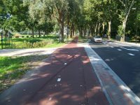 Následuje stavební buffer a další méně používané připojení na západní straně. Cyklostezka opět zůstává ve své výškové úrovni. Zdroj: Václav Kříž