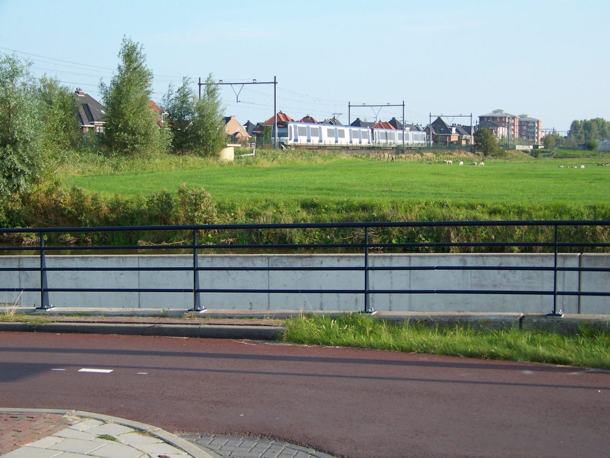 Souprava metra E po odjezdu ze stanice Berkel Westpolder. Zdroj: Václav Kříž