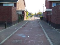 Stále Annie M.G. Schmidtpad. Za křižovatkou s ulicí Stationssingel a mostkem vidíme park a dvě základní školy. Zdroj: Václav Kříž