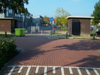 Křižovatka Annie M.G. Schmidtpad a ulice Cissy van Marxveldtplantsoen je jako běžná křižovatka rezidenčních ulic stavebně vyvýšena. Zdroj: Václav Kříž