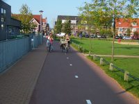 Záměrně hned postavená školní ulice je i v podvečer ideální místo pro pokec. Zdroj: Václav Kříž