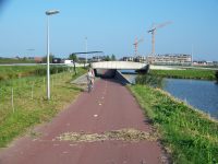 Na leteckých snímcích také zatím (dlouho!) není cyklostezka podél nezastavěné části Stationssingel od metra na západ k silnici N471. V Nizozemsku obvykle cyklostezka je všude, kde byste jí poptávali. Podjezdem na fotce je to zajížďka. Zdroj: Václav Kříž