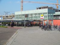 Stanice Berkel Westpolder z roku 2008 nabízí kryté i nekryté B+R a černé cykloboxy. Místo drátolamů v Česku doporučuji krytá Učka. Zdroj: Václav Kříž