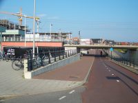 Je září 2014 a z východní strany metra se stavějí vícepatrové domy. Čtvrť převážně rodinných domů na východ od metra už stojí. Zdroj: Václav Kříž