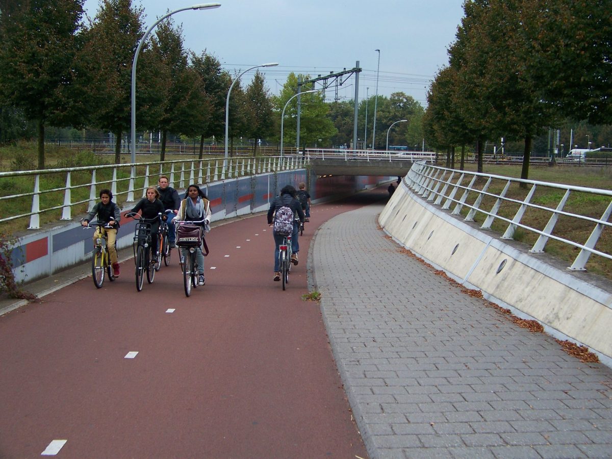Podjezd je využíván žáky a studenty okolních škol. Zdroj: Václav Kříž