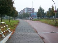 Cyklostezka z rampy na východní straně jako hlavní přechází do ulice Koggelaan. Zdroj: Václav Kříž