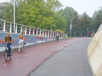 Cyklostezka na západní straně je napojena do zklidněné ulice Willemsvaart. Zdroj: Václav Kříž