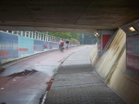 Podjezd podchází železnici i další cyklostezku vedle ní. Mezerou mezi nimi vchází do podjezdu denní světlo. Zdroj: Václav Kříž