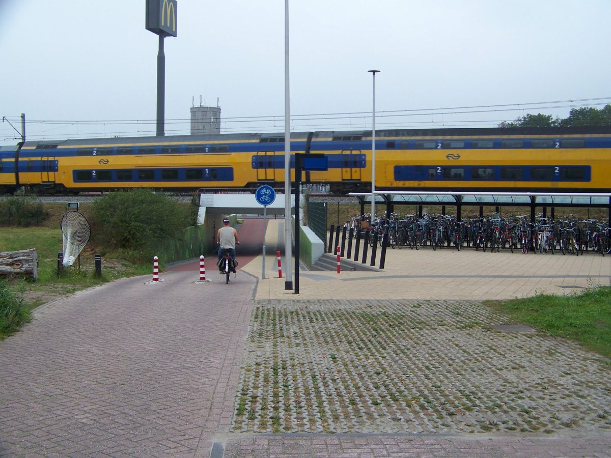 Rampy cyklopodjezdu mohou být kratší díky tomu, že železnice je mírně vyvýšena. Zdroj: Václav Kříž