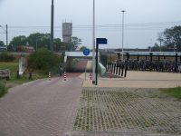 Hradba sloupků znemožňuje průjezd aut. Zdroj: Václav Kříž