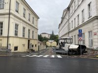 Ulice Pod Větrovem je nově jednosměrná ve směru dolů. Dopad to může mít na stanici bikesharingu na konci ulice, případně na lidi vyjíždějící ze dvora areálu 1. LF o něco níže v ulici, kde je zřízen cykloparking pro tamní areál. Zdroj: Jiří Motýl