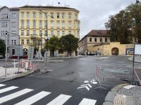 Výjezd do Kateřinské naznačen cyklopiktogramem. Cyklopruh se dle názoru úřadu Prahy 2 a Policie ČR nevešel. Zdroj: Jiří Motýl