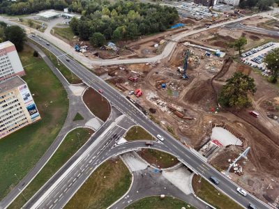 Na křižovatce Mileta v Hradci Králové je zprovozňován první podchod