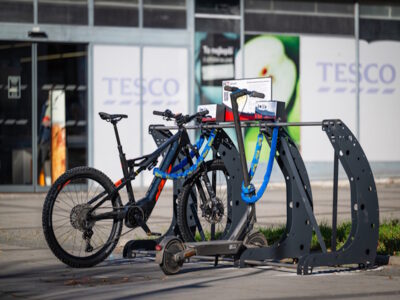 Karviná testuje nový bezpečnostní stojan na kola s QR systémem