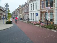 Cyklistická ulice Van Karnebeekstraat zde u nádraží je součástí co do kol velmi vytížené cyklistické radiály z jihovýchodu do centra. Zdroj: Václav Kříž