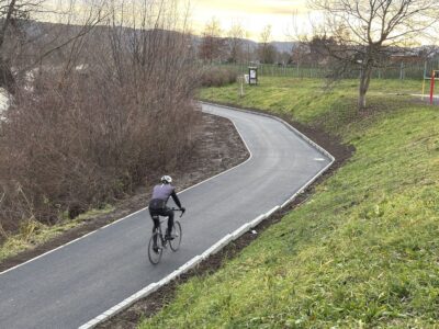 Rozšíření 95 metrů (cyklo)stezky v pražském Radotíně je hotovo