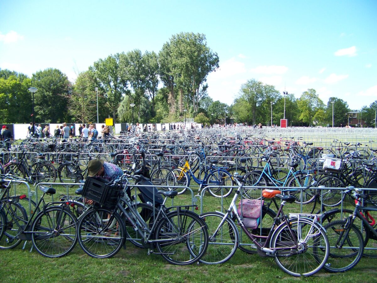 Bikesharing OV-fiets (půjčuje se na den) umožnil přijet z 2. města vlakem a pak se bezstarostně dostat i parkovat na místě konání koncertu Zdroj: Václav Kříž