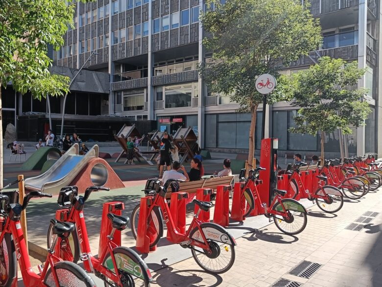 Komentář: Tři miliony na bikesharing jsou moc? Stovky milionů na parkování v Olomouci nevadí