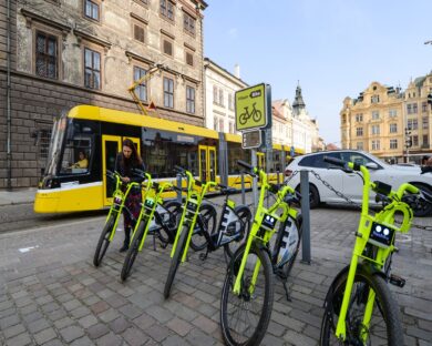 Plzeň spouští bikesharing: 300 elektrokol a neobvyklý provozní model. Jak nasednout?