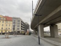 Stav pod estakádou je zatím provizorní. Projet na kolem se podél ní dá z obou stran až do Bubenské. Navázat má legalizace chodníku až ke spojce Nicholase Wintona. Zdroj: Jiří Motýl