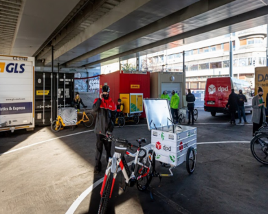 Pražská cyklo-mikrodepa dál rostou. Potenciál brzdí slabé vymáhání ilegálního parkování aut