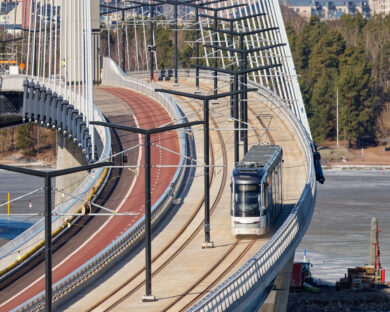 V Helsinkách se otevřel nový most pro kola, pěší a&nbsp;tramvaje. Porovnáváme ho s Dvoreckým mostem