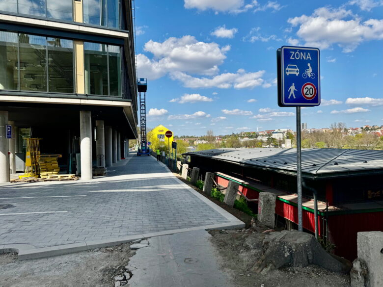 Bonus k Dvoreckému mostu: první sdílená zóna v Praze, vyznačil ji developer