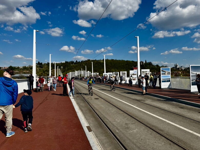 Otevřel se Dvorecký most. Nové propojení přes Vltavu i kompromis pro cyklisty
