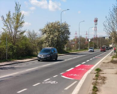 Na Čakovické v Praze 9 vznikly cyklopruhy, lépe propojují Kbely a Prosek
