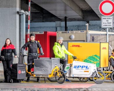 Pražská cyklo-mikrodepa dál rostou. Potenciál brzdí slabé vymáhání ilegálního parkování aut