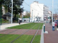 Nyní jsme přeskočili o 700 m za zastávku tramvaje Le Village, kde obousměrná cyklostezka znovu pokračuje. Zdroj: Václav Kříž