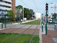 Signalizovaná křižovatka Avenue Lucien Lanternier s ulicí Rue Maurice Ravel. Zdroj: Václav Kříž